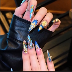 Ongles artificiels de luxe faits main de haute qualité, 10 pièces, longs, forme stiletto, en acrylique, à presser, avec accents 3D en bijoux - Product Image 2