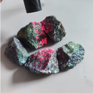 Rubino Naturale in Cianite, Cristallo Grezzo, Raro Esemplare Minerale, Rubino Grezzo per <span class=keywords><strong>Guarigione</strong></span> Reiki, <span class=keywords><strong>Meditazione</strong></span> <span class=keywords><strong>e</strong></span> Intaglio di Gemme - Product Image 4