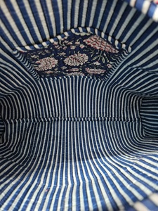 Bolso tote de algodón acolchado hecho a mano de estilo lujoso / Bolso floral reversible para uso diario de mujer - Product Image 6