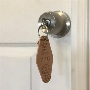 Hotel tag kunci kosong kulit PU Motel kamar gantungan kunci Logo kustom warna murni motel gantungan kunci dengan kait logam motel hotel tag kunci