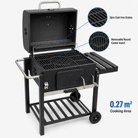 Outdoor-Holzkohlegrillwagen mit 3 Gusseisen-Grillrosten, Kurbelverstellbarer Holzkohlepfanne, Thermometer, Seitentisch und Rädern