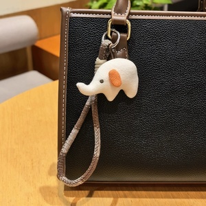 พวงกุญแจตุ๊กตาช้างน้อยน่ารัก พกพาสะดวก ลายการ์ตูนสัตว์ สำหรับผู้หญิง ทำจากผ้าเนื้อนุ่ม 3 มิติ พร้อมช่องใส่เหรียญ - Product Image 6