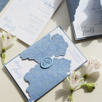 Élégante carte d'invitation de mariage bleue, imprimée en typographie avec texte personnalisé, sur papier cartonné de qualité supérieure pour événements festifs