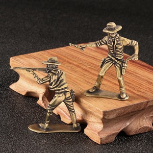 Adorno Creativo de Latón con Escena de Duelo de Vaqueros del Oeste, Pequeño Juguete Coleccionable para Mesa o Regalo - Product Image 2