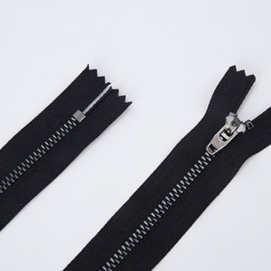 Laite 4 #   Cerniere in metallo Y Teeth all'ingrosso di alta qualità, lucide color canna di fucile, <span class=keywords><strong>con</strong></span> testa a <span class=keywords><strong>molla</strong></span>, a fondo chiuso, per jeans, <span class=keywords><strong>con</strong></span> logo personalizzato - Product Image 3