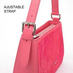 Sac à bandoulière en cuir PU personnalisable tendance et luxueux 2024 pour femmes, sac sous le bras en <span class=keywords><strong>fourrure</strong></span> <span class=keywords><strong>vegan</strong></span> rose, sac à main de créateur pour femmes avec logo - Product Image 4
