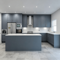 Ensemble d'armoires de cuisine Shaker modernes gris foncé laqué avec îlot de cuisine intégré, évier et crédence en quartz blanc durable