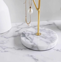 Organisateur de bijoux en fil métallique moderne, supports pour colliers, bracelets et boucles d'oreilles avec bases rondes en marbre blanc