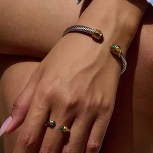 Brazalete de Malaquita Verde, Chapado en Oro de 18K, Acero Inoxidable, Brazalete Minimalista - Product Image 2