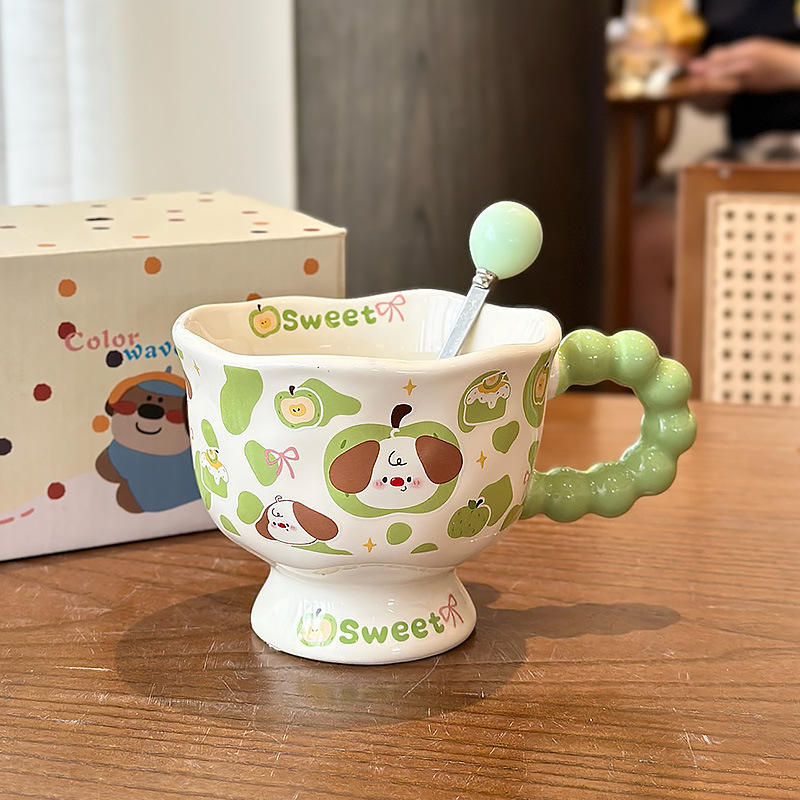 ถ้วยและช้อนสีเขียว