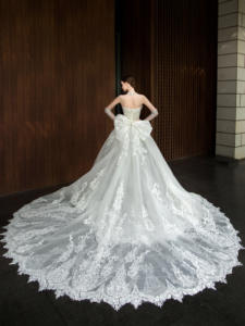 Abito da Sposa Sontuoso con Ricami Floreali in Cristallo e Perline Senza Spalline - Product Image 6