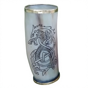 Chope à bière en corne de buffle gravée avec un nœud celtique de style viking unique, bord doré, chope à bière minimaliste faite à la main - Product Image 1