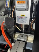 Équipement de traitement de haute précision pour charnières de portes et fenêtres en aluminium avec alimentation automatique, perçage, chanfreinage et découpe