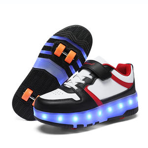 <span class=keywords><strong>Scarpe</strong></span> con Led da corsa sportive in PVC con Logo personalizzato <span class=keywords><strong>illuminano</strong></span> quattro ruote <span class=keywords><strong>scarpe</strong></span> da pattino a rotelle per bambini - Product Image 3