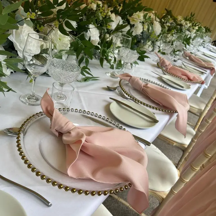 Placas de carregador de plástico para banquetes, festas e casamentos, placas preta e prateada transparente com borda dourada de 13 polegadas
