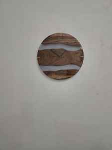 Elegante Reloj de Pared de Resina y Madera que Combina Artesanía Artística y Construcción Duradera con un Acabado Suave - Product Image 3