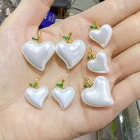 Js1870 Sierlijke Kleine Chique Pret Fruit Collectie 18K Vergulde Witte Faux Parel Liefde Hart Charme Hanger Voor Sieraden Maken