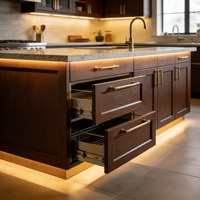 Meubles de cuisine de luxe minimalistes avec finitions dorées, îlot incurvé et solutions de rangement dissimulées
