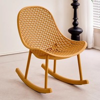 Fauteuil à bascule moderne en plastique pour une personne, confortable et relaxant, idéal pour le salon, la terrasse ou le balcon.