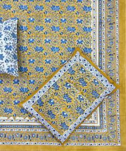 Drap de lit en pur coton doux et respirant avec des impressions traditionnelles délicates pour une ambiance chaleureuse et invitante - Product Image 1