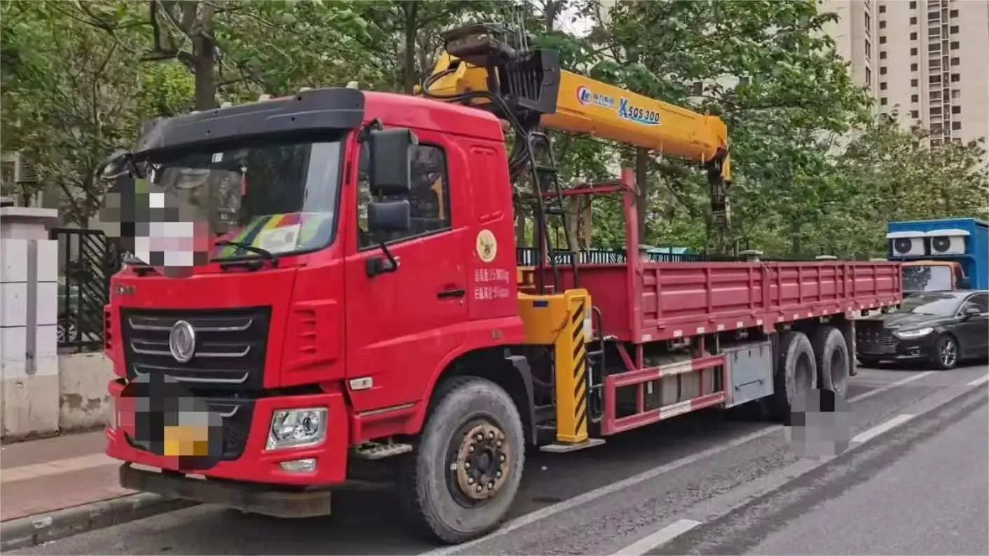 De Hoogwaardige Vrachtwagenvrachtwagen Van Chinese Machines Is Erg Populair In China, Met Een Op Een Vrachtwagen Gemonteerde Kraan Van 12 Ton