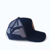 Personnalisé en usine Tissu Denim de haute qualité 5 Panneaux 2 Stripe Deep Fit Profil haut Joint en cuir vierge Campagne Casquette de camionneur