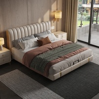 Cama de Cuero Acolchada con Canales Verticales de Lujo, Muebles Modernos para Recámara Principal, Cama King Size Doble con Detalles Metálicos Dorados