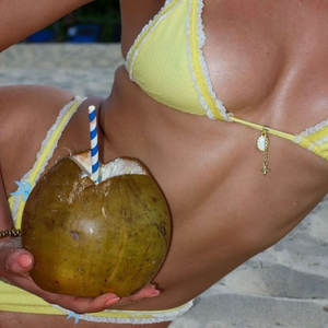 ملابس سباحة نسائية عالية الجودة بتصميم مخصص لجانب حمام السباحة، بيكيني من قطعتين مع كشكشة وحمالة صدر مبطنة - Product Image 3