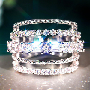 Anello Impilabile Multistrato per Donne, Gioiello da Dito Elegante e Raffinato per Abiti da Sera - Product Image 1