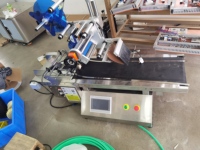 Machine d'étiquetage automatique de sacs plats de bureau haute vitesse avec alimentateur automatique pour cartes, étiquettes plates et Doypack