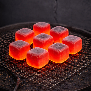 Briquettes de charbon de coco premium fabriquées à partir de coques de noix de coco naturelles pour une expérience de grillade écologique et sans fumée. - Product Image 3