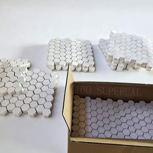 Piastrelle Esagonali in Ceramica di Allumina al 92% Resistenti all'Usura, Rivestimento in Ceramica di Allumina Esagonale - Product Image 1