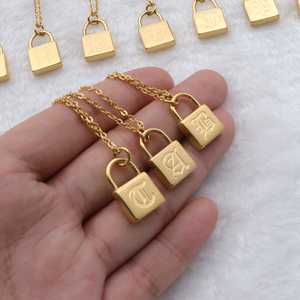 เครื่องประดับแฟชั่นสร้อยคอชุบทอง18K สำหรับผู้หญิงมีตัวอักษรภาษาอังกฤษแบบเก่ากุญแจล็อคสเตนเลส316L ออกแบบได้ตามต้องการ - Product Image 2