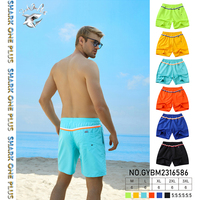 Op maat gemaakte Shark One Plus heren groene gestreepte peach skin 100% polyester snel drogende waterdichte strandshorts & bikini