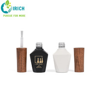 Bouteille carrée en plastique PET de luxe en gros avec bouchon en bois et impression sérigraphique pour gel douche, parfum, shampoing, lotion, logo personnalisé