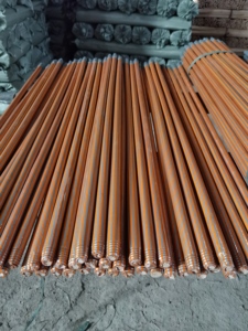 Articles ménagers Produits de nettoyage Balai à manche en bois peint Fournitures pour meubles Balai à manche en bois naturel Manches de balai et de serpillière - Product Image 1