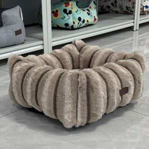 Lit pour animaux de compagnie en peluche rayé rectangulaire, chaud toutes saisons, nid douillet pour chat et chien, pour petits et grands animaux - Product Image 1