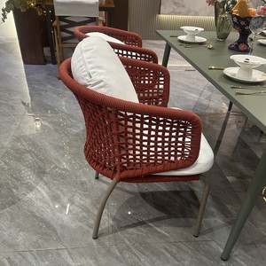 Ensemble de jardin : Chaise d'extérieur avec coussin blanc, design contemporain, structure métallique résistante aux intempéries, idéale pour patio, mariages et banquets - Product Image 1