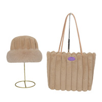 Nouveau sac fourre-tout sous le bras en polyester à motif à carreaux, doublure en peluche, style occidental, pour l'automne/hiver, idéal pour l'export.