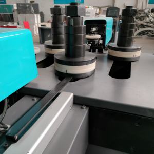 Máquina dobladora de 4 rodillos para perfil de aluminio Máquina dobladora de tubos de escape Máquina dobladora de perfiles <span class=keywords><strong>CNC</strong></span> - Product Image 4