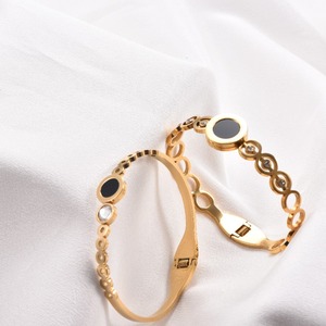 Bracelet en acier inoxydable plaqué or 18 carats avec émail noir, étanche, hypoallergénique, bijou minimaliste à breloque géométrique - Product Image 3