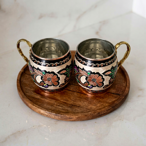 Mug en cuivre émaillé noir peint à la main avec motif floral gravé, poignée en laiton, vaisselle décorative, collection cadeau - Product Image 1
