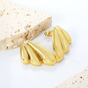 Pendientes Personalizables Hipoalergénicos de Acero Inoxidable con Baño de Oro de 18K, Diseño de Ala Gruesa, a la Moda y de Tendencia - Product Image 3