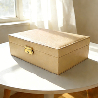 Boîte de présentation de bijoux double couche grande capacité anti-poussière en PU avec doublure en velours et fermeture à bouton, en gros et en stock