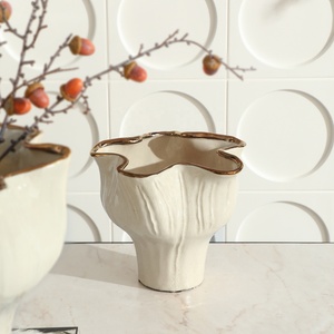 Vaso in Ceramica Flolenco Bianco Crema con Bordo Dorato <span class=keywords><strong>e</strong></span> Bordi Ondulati, Vaso Floreale Texturizzato per Composizioni di Fiori Secchi, Decorazione d'Interni - Product Image 4
