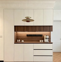 Buffet sur mesure avec niche réfrigérateur intégrée, meuble moderne bicolore bois et crème avec éclairage LED et rail électrique