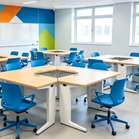 Poste de travail collaboratif avec cadre de table blanc et panneau de séparation à fentes métalliques pour écoles et bureaux en open space et co-working