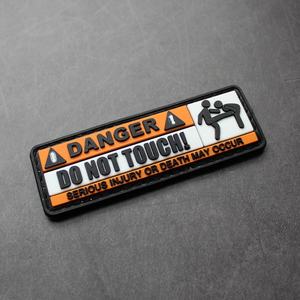 Badge décoratif en sequins à boucle auto-agrippante en caoutchouc écologique, autocollant PVC « Attention, Danger - Ne pas toucher, conséquences graves » - Product Image 3