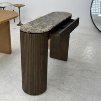 Console en bois de chêne rainuré OAKEN avec plateau en marbre naturel, table d'appoint rustique en bois pour entrée, canapé, salon, villa, hôtel