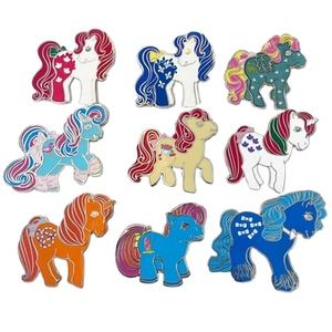 เข็มกลัดโลหะสังกะสีอัลลอยอัลลอยด์เคลือบผิวแบบแข็งเข็มกลัดตกแต่งรูปสัญลักษณ์กากเพชรสำหรับเล่นกีฬาสั่งทำเป็นของขวัญส่งเสริมการขาย - Product Image 1